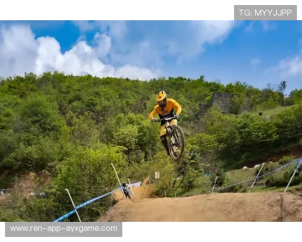 速降自行车赛：山地极速挑战，山地速降比赛